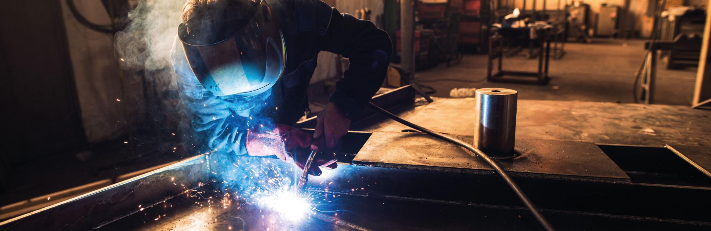 Un homme fait de la soudure en usine