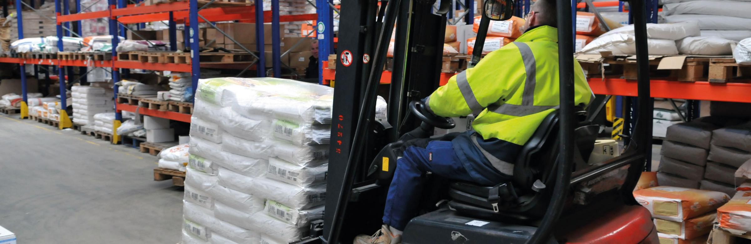 Un cariste transporte de la marchandise