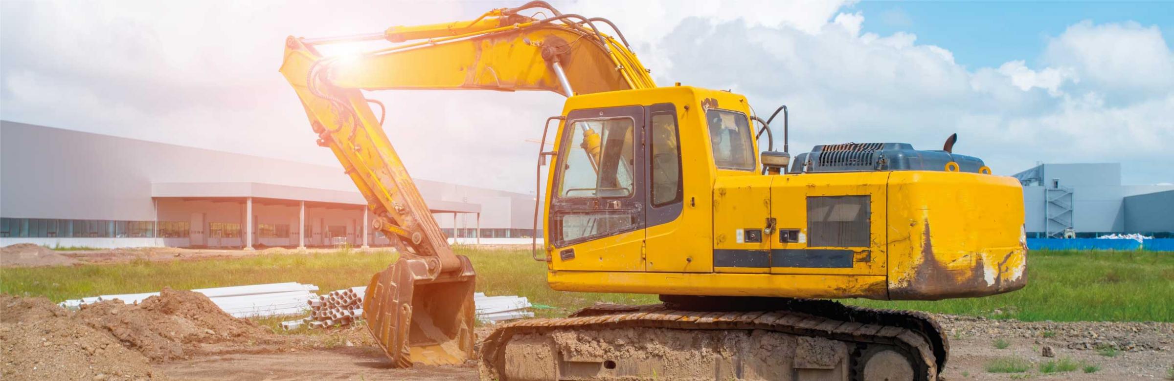 Un conducteur d'engins conduit une machine sur un chantier