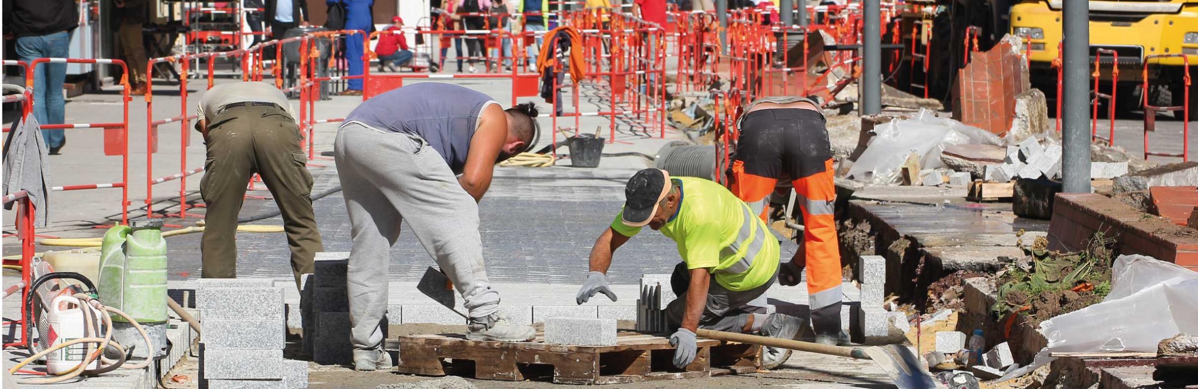 Un maçon VRD pose des briques